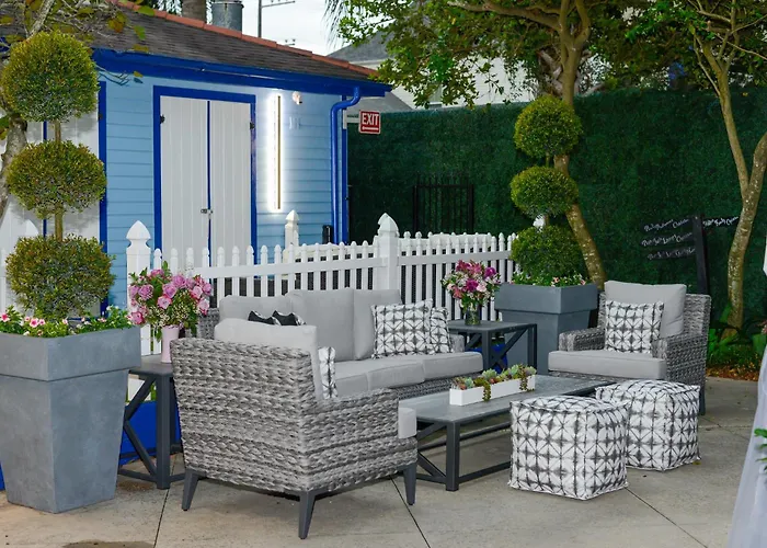 4 Bedroom - Sleeps 8! Best Location Next To Bourbon Street!