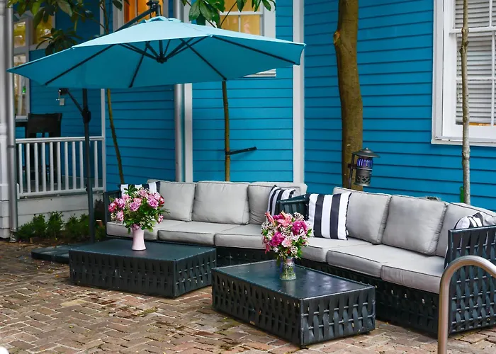 4 Bedroom - Sleeps 8! Best Location Next To Bourbon Street!