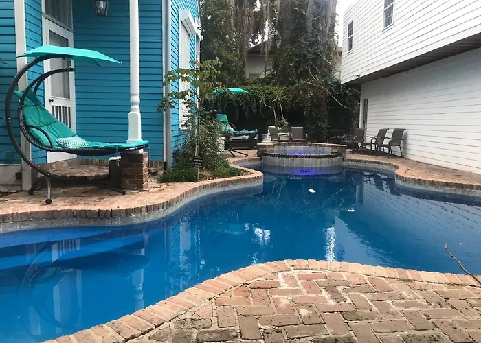 4 Bedroom - Sleeps 8! Best Location Next To Bourbon Street!
